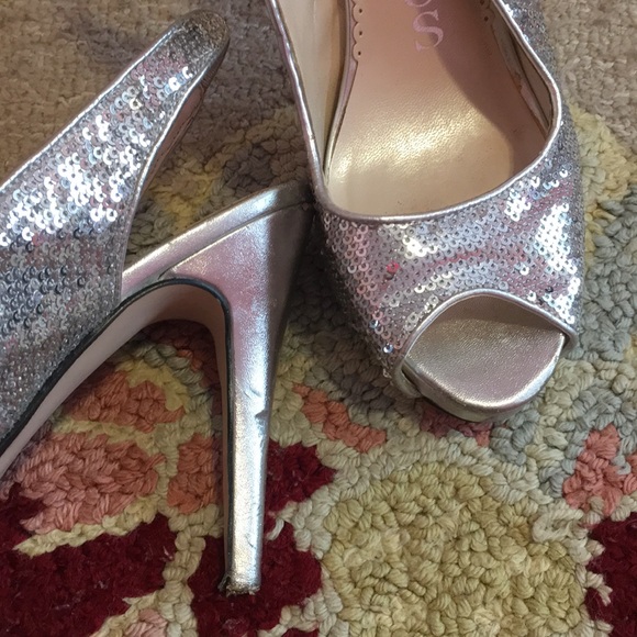 Caparos Heels - Picture 3 of 6